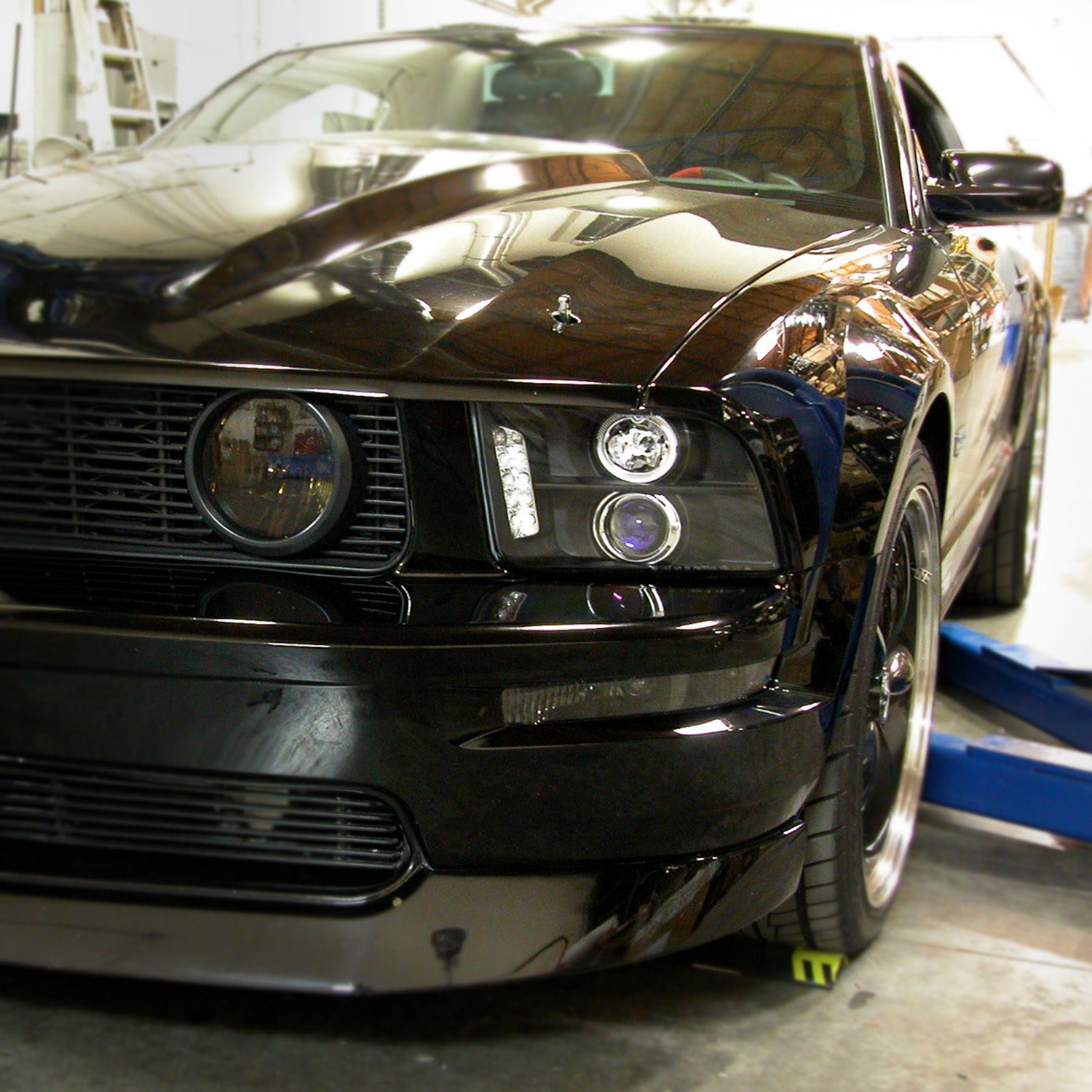 2005-2009 Ford Mustang Halo Projector Headlights LED Light Strip Matt Black